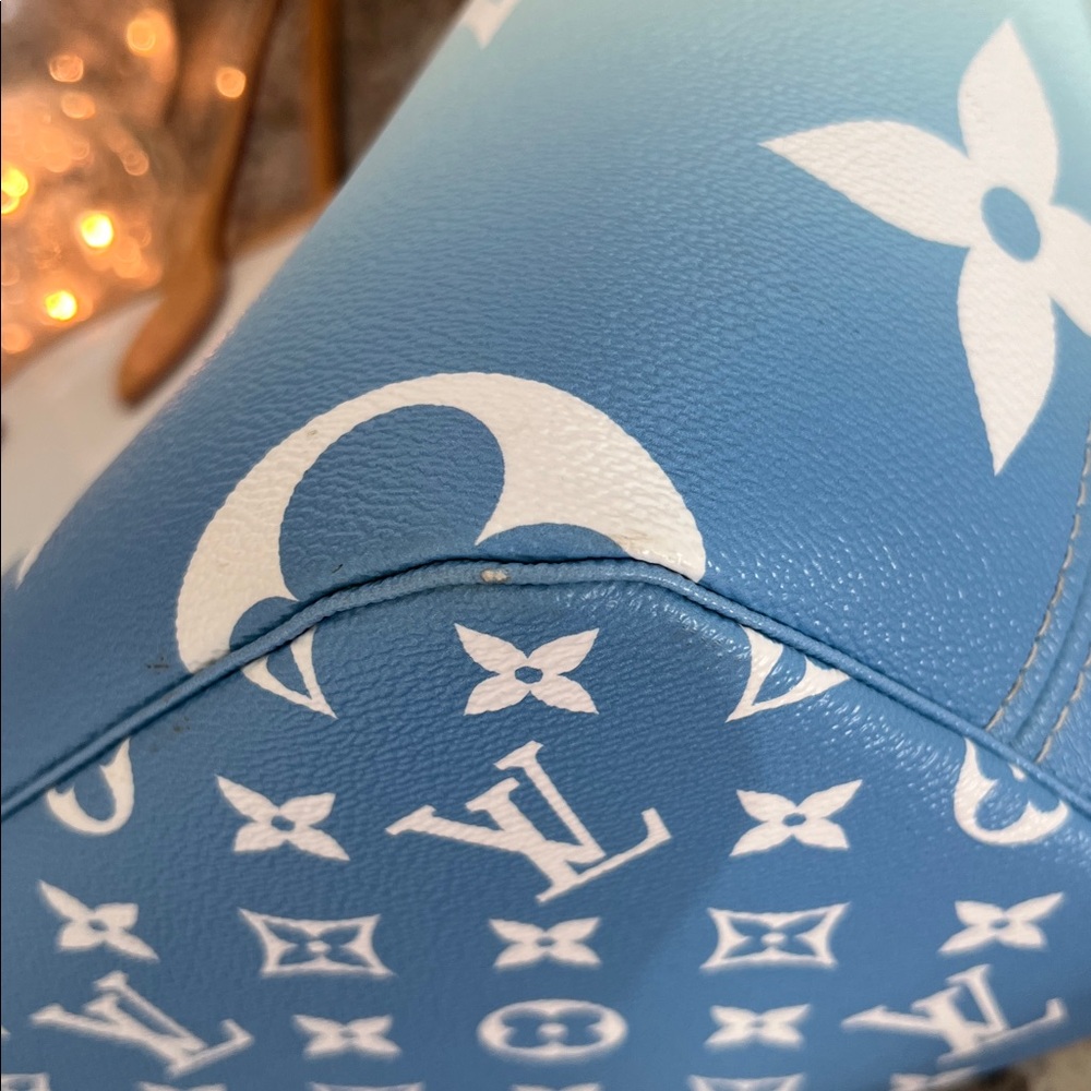 Louis Vuitton Monogram Giant Neverfull MM Gradient By The Pool Tote - Picture 12 of 16